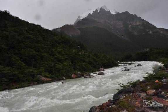 O rio Fitz Roy, no caminho para a Laguna Torre, no Parque Nacional Los Glaciares, perto de El Chaltén, na Argentina
